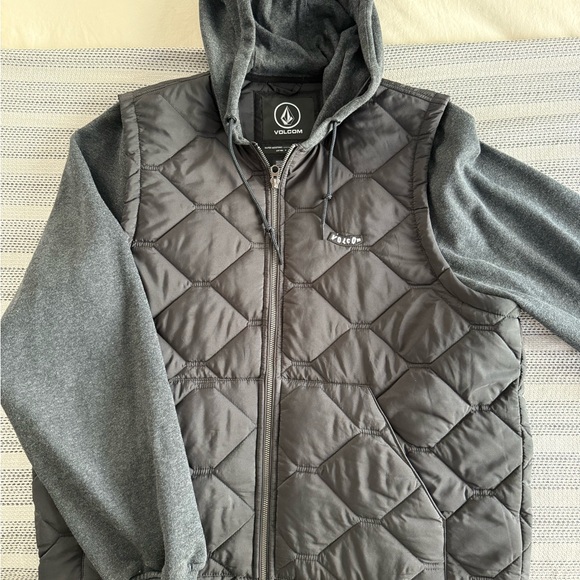 Volcom Quilted Water-Resistant Puffer Body w/Charcoal Fleece Hood & SleeveJacket - Picture 1 of 3